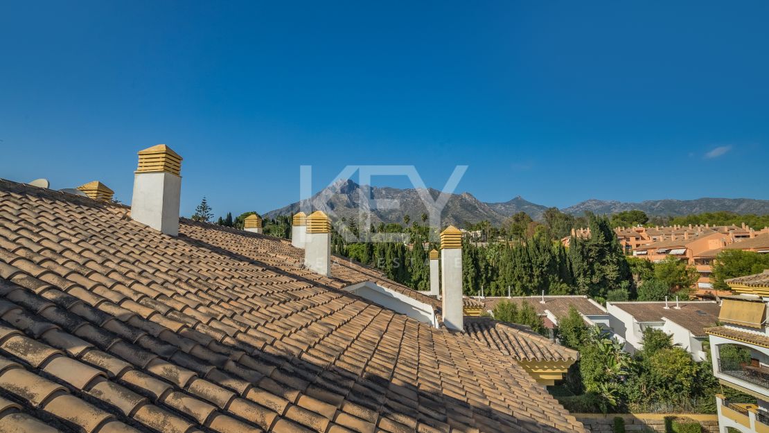 Ático dúplex de lujo con vistas panorámicas en la Milla de Oro de Marbella