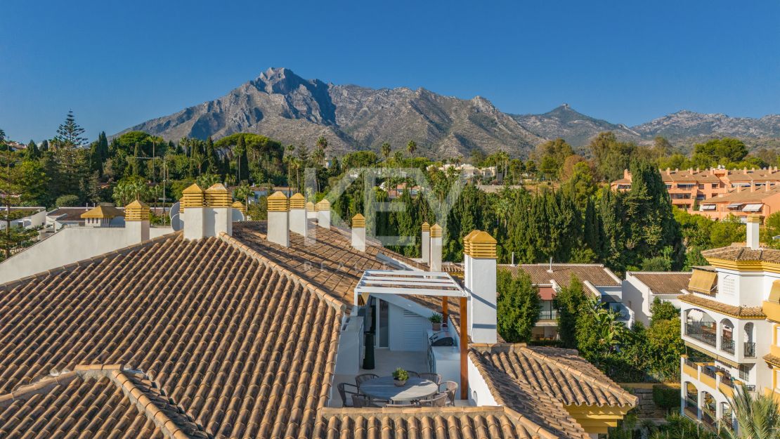Ático dúplex de lujo con vistas panorámicas en la Milla de Oro de Marbella