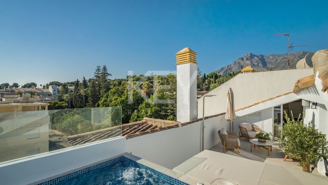 Ático dúplex de lujo con vistas panorámicas en la Milla de Oro de Marbella