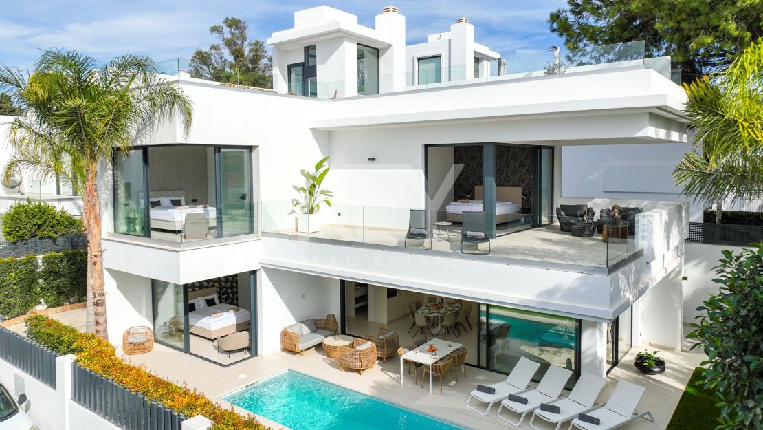 Villa contemporánea junto a la playa con terraza en la azotea, piscina climatizada y vistas panorámicas al mar cerca de Puerto Banús en Rio Verde, Marbella Golden Mile