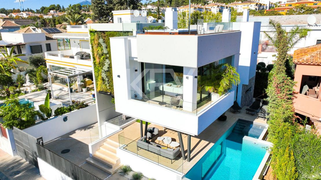 Modern Villa with Private Pool and Rooftop Terrace in Marbella's Golden Mile