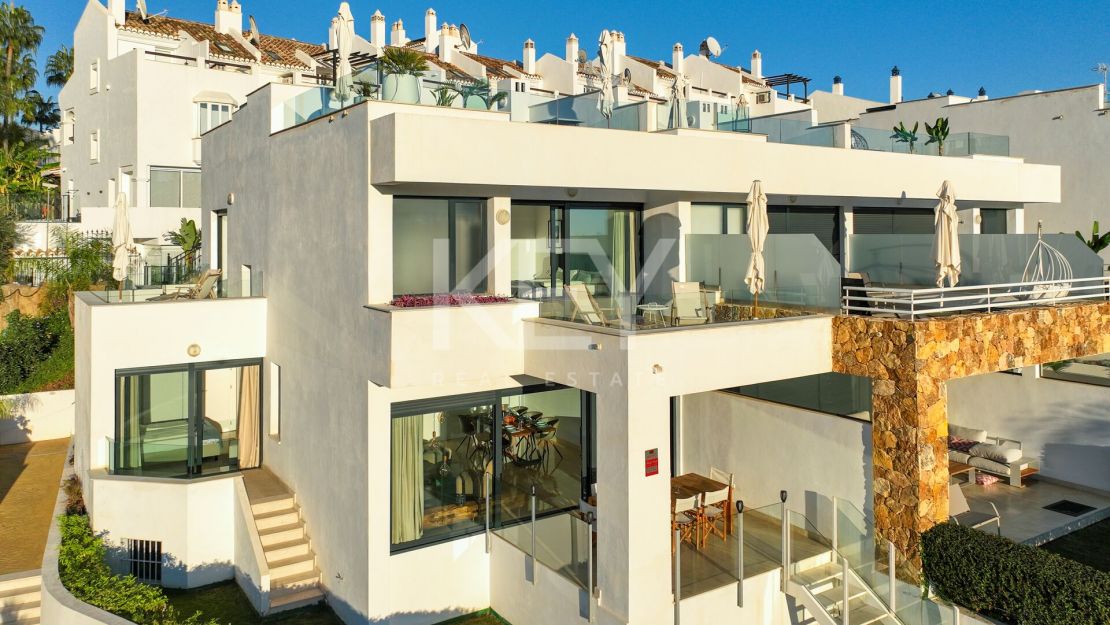 Exclusiva villa con vistas al mar y comodidades modernas cerca de Puente Romano y Marbella Club en la Milla de Oro de Marbella