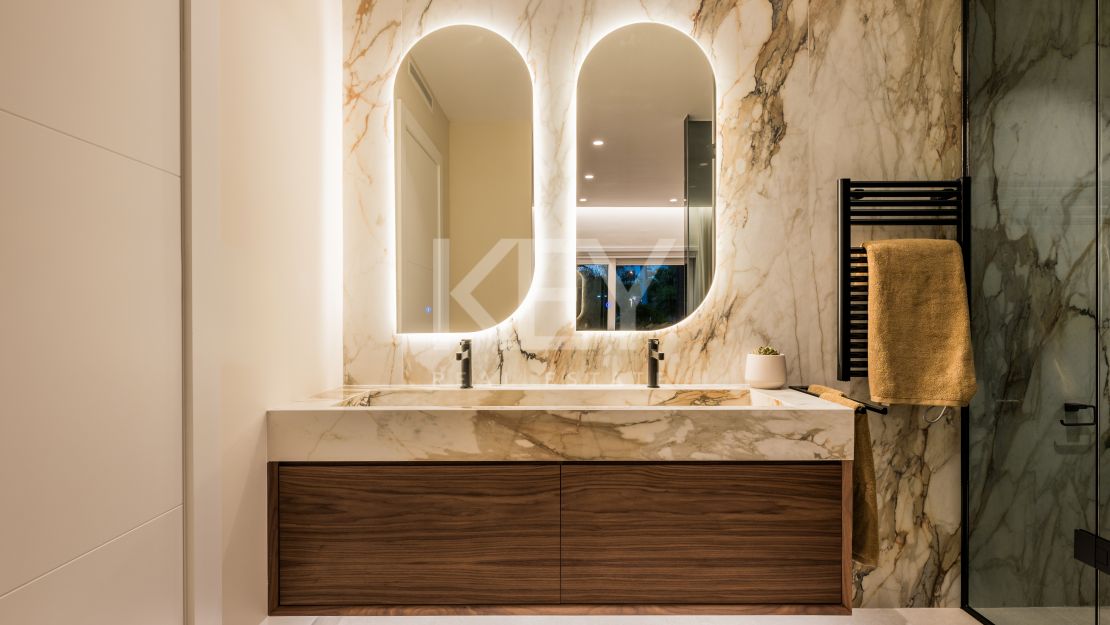 Beachfront elegance: luxury apartment in Torre Bermeja, Estepona