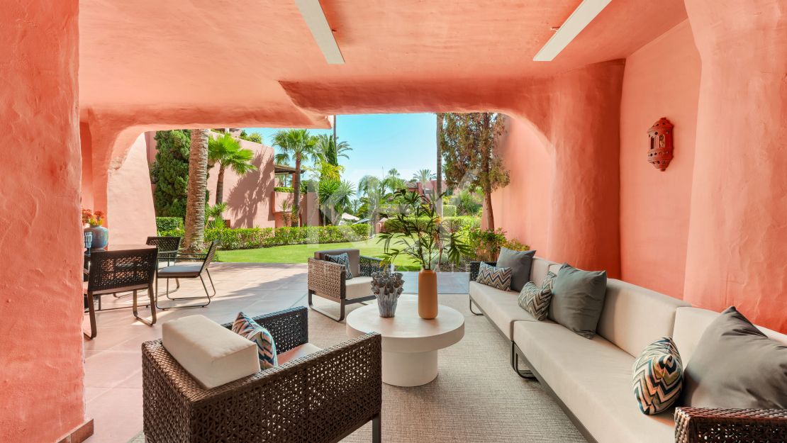 Beachfront elegance: luxury apartment in Torre Bermeja, Estepona