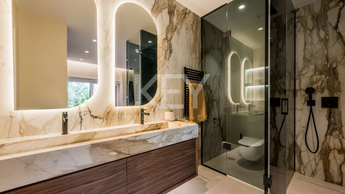 Beachfront elegance: luxury apartment in Torre Bermeja, Estepona