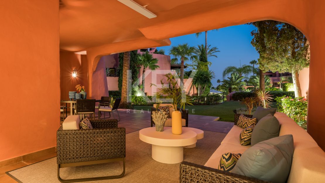 Beachfront elegance: luxury apartment in Torre Bermeja, Estepona