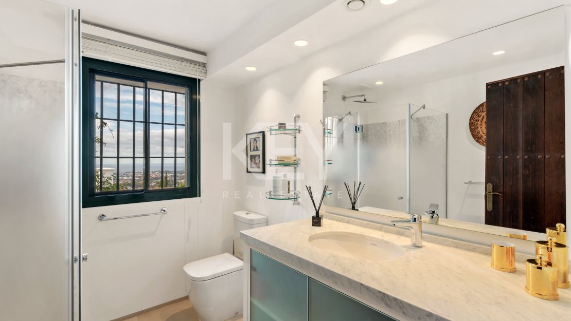 Роскошная вилла с 6 спальнями и панорамным видом в Эль-Мадроньяле, Бенахавис