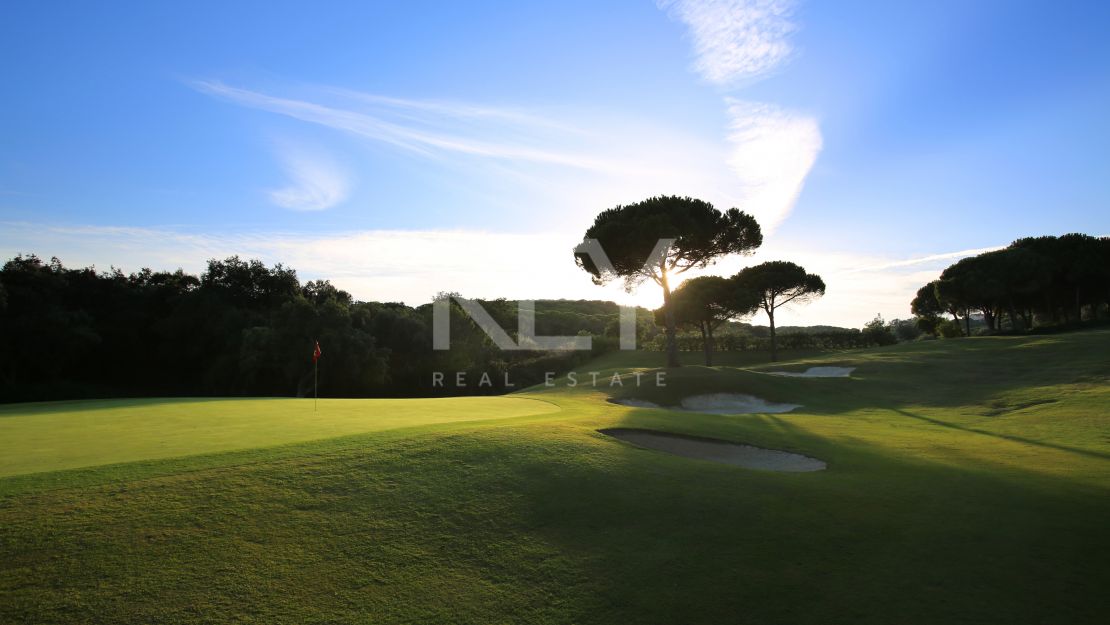 Участки вилл премиум-класса с видом на знаменитое побережье в Сотогранде