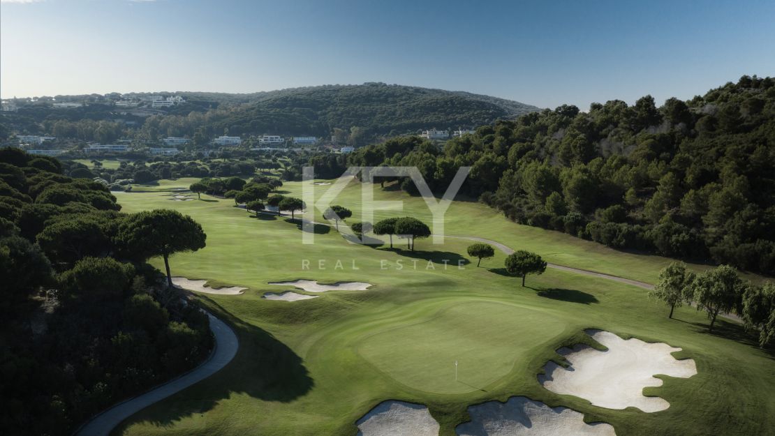 Участки вилл премиум-класса с видом на знаменитое побережье в Сотогранде