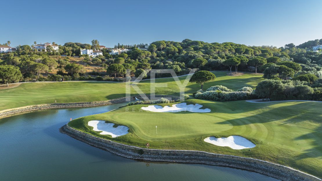 Участки вилл премиум-класса с видом на знаменитое побережье в Сотогранде