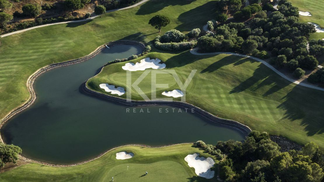 Участки вилл премиум-класса с видом на знаменитое побережье в Сотогранде