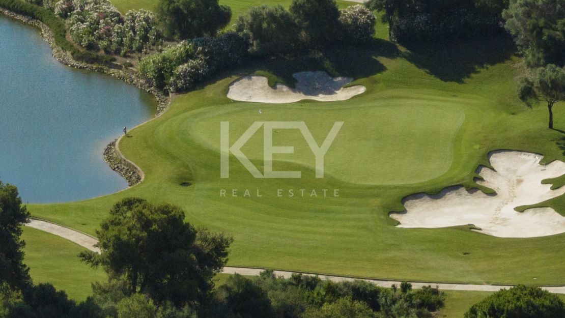 Участки вилл премиум-класса с видом на знаменитое побережье в Сотогранде