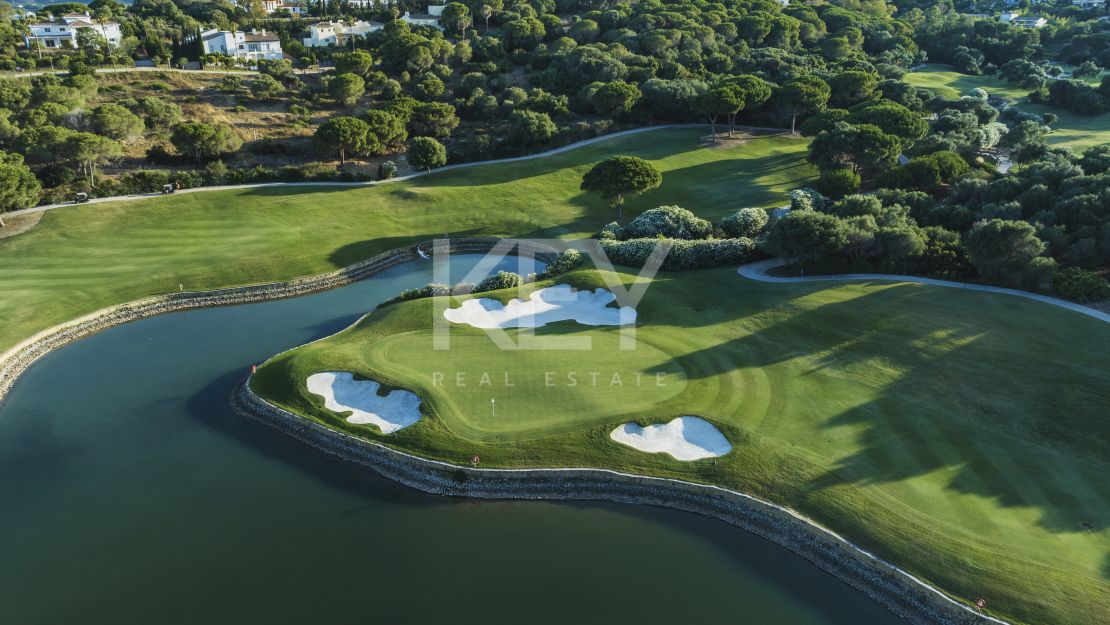 Участки вилл премиум-класса с видом на знаменитое побережье в Сотогранде