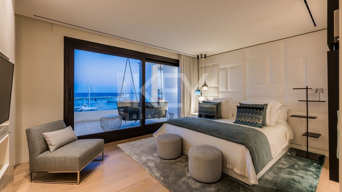 Lujoso ático junto a la playa con vistas panorámicas inigualables en Puerto Banús, Marbella