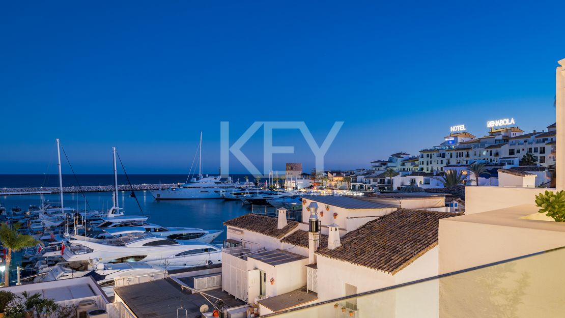 Lujoso ático junto a la playa con vistas panorámicas inigualables en Puerto Banús, Marbella