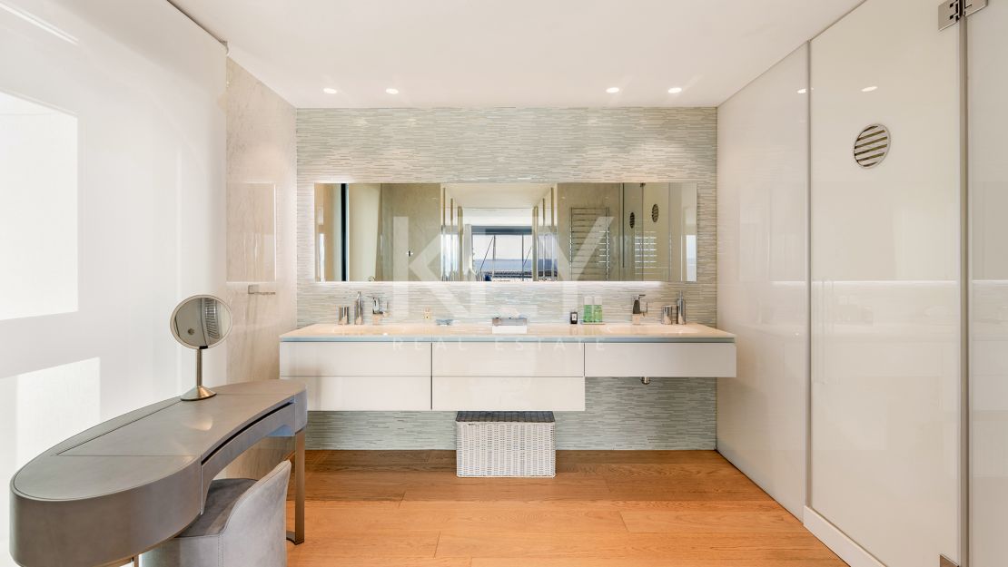 Lujoso ático junto a la playa con vistas panorámicas inigualables en Puerto Banús, Marbella