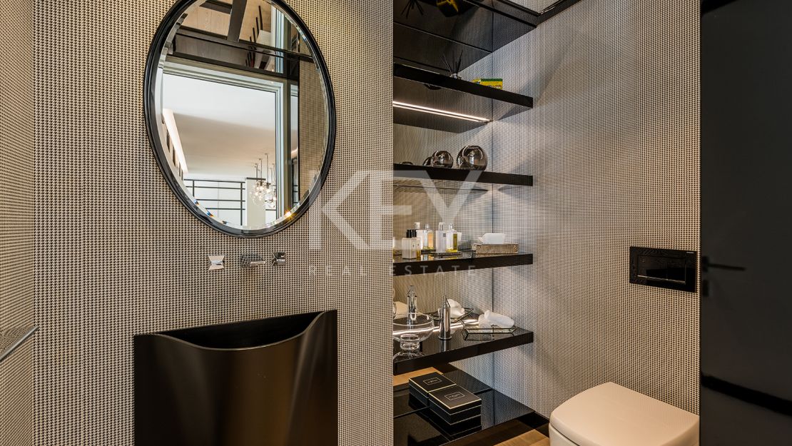 Lujoso ático junto a la playa con vistas panorámicas inigualables en Puerto Banús, Marbella