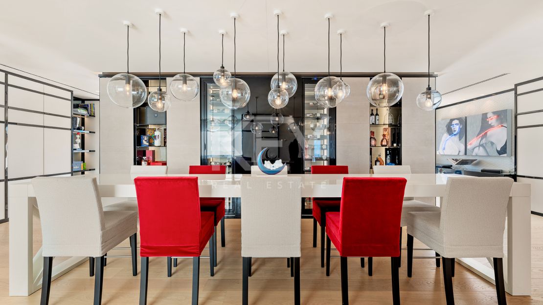 Lujoso ático junto a la playa con vistas panorámicas inigualables en Puerto Banús, Marbella