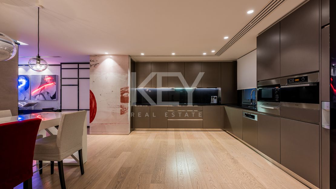 Lujoso ático junto a la playa con vistas panorámicas inigualables en Puerto Banús, Marbella