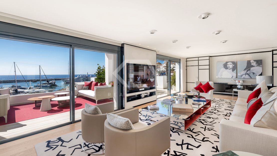 Lujoso ático junto a la playa con vistas panorámicas inigualables en Puerto Banús, Marbella