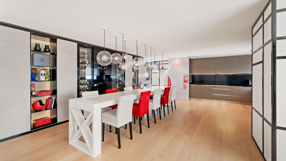 Lujoso ático junto a la playa con vistas panorámicas inigualables en Puerto Banús, Marbella