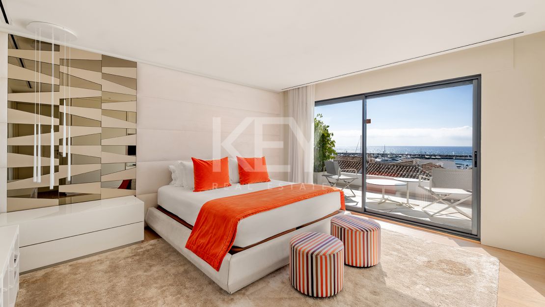 Lujoso ático junto a la playa con vistas panorámicas inigualables en Puerto Banús, Marbella