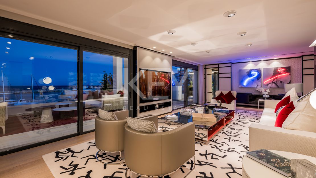 Lujoso ático junto a la playa con vistas panorámicas inigualables en Puerto Banús, Marbella
