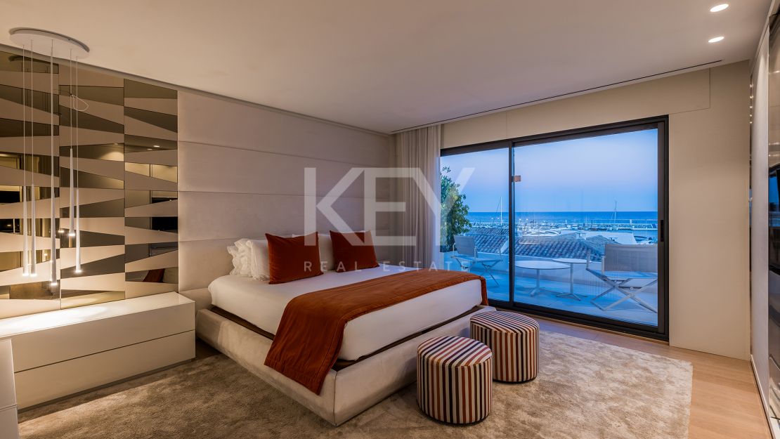 Lujoso ático junto a la playa con vistas panorámicas inigualables en Puerto Banús, Marbella