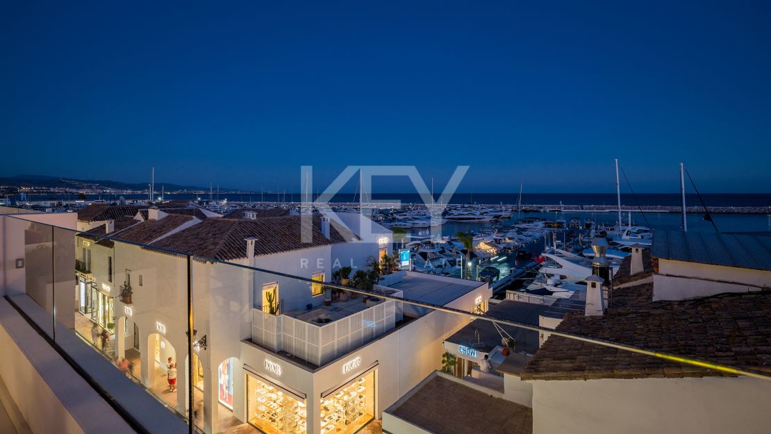 Lujoso ático junto a la playa con vistas panorámicas inigualables en Puerto Banús, Marbella