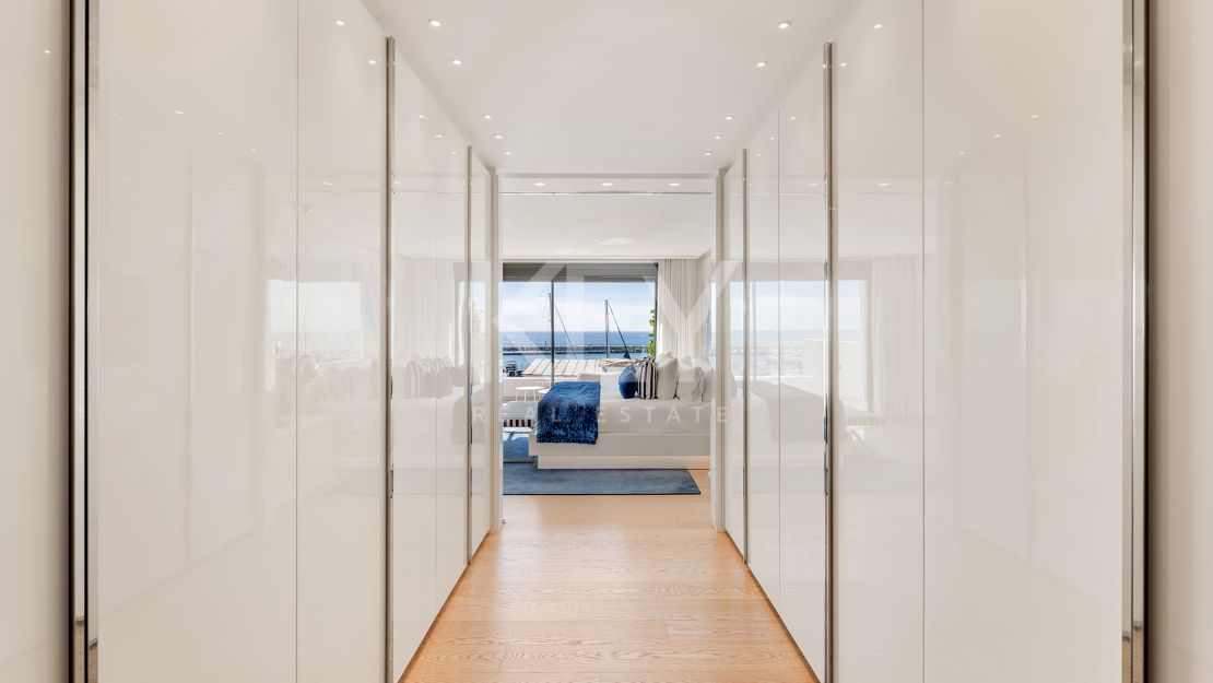 Lujoso ático junto a la playa con vistas panorámicas inigualables en Puerto Banús, Marbella