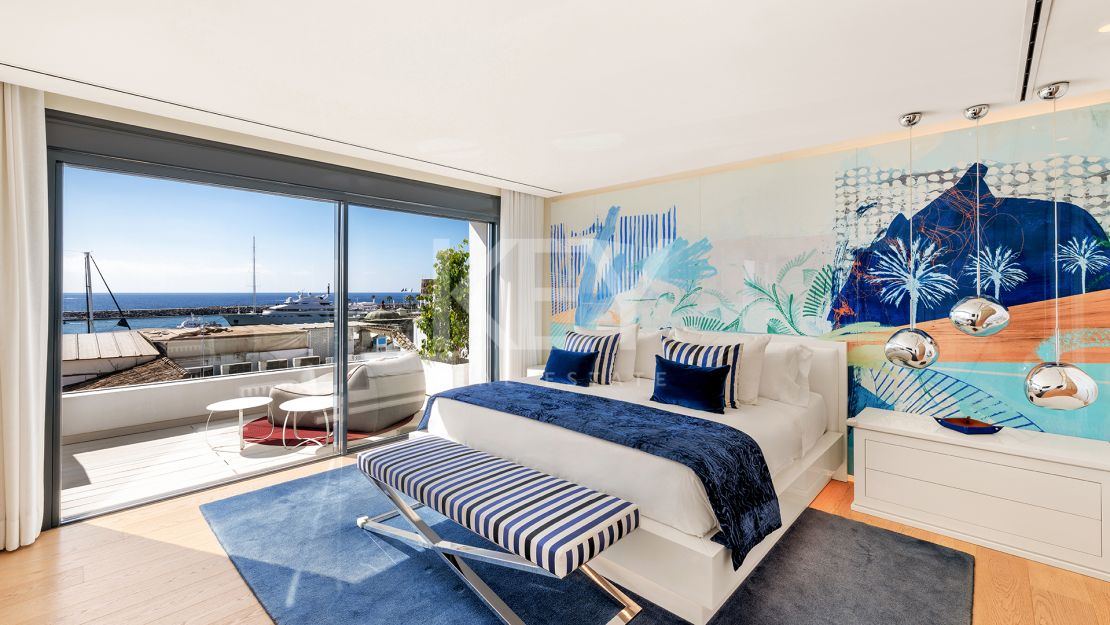 Lujoso ático junto a la playa con vistas panorámicas inigualables en Puerto Banús, Marbella