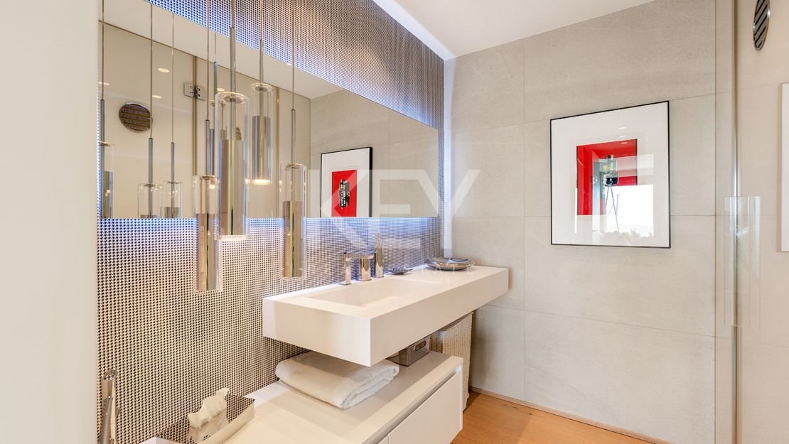 Lujoso ático junto a la playa con vistas panorámicas inigualables en Puerto Banús, Marbella