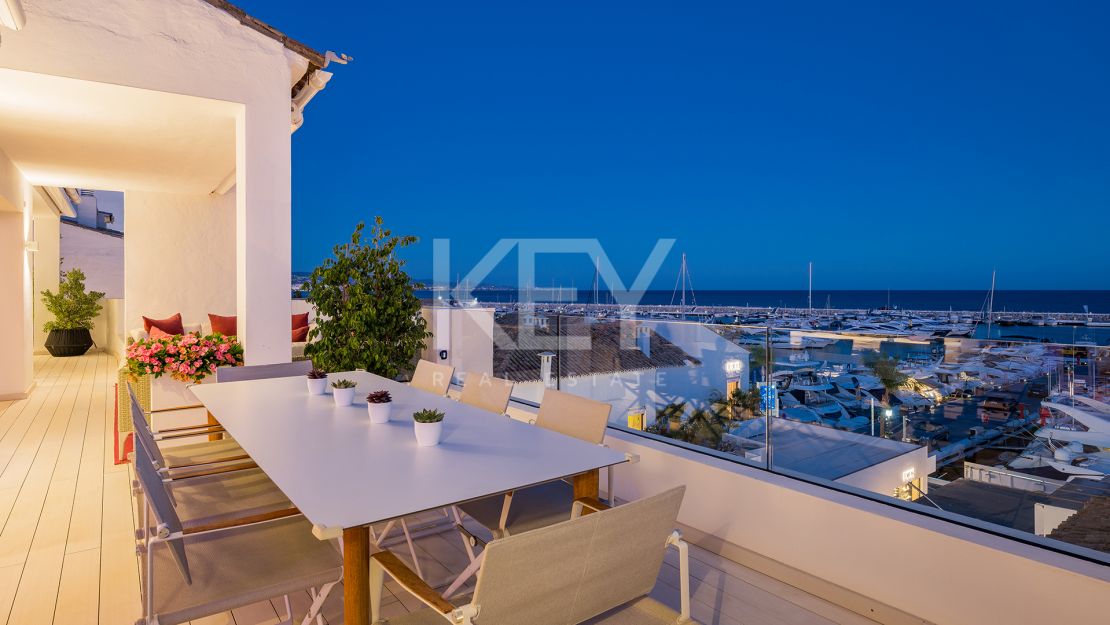 Lujoso ático junto a la playa con vistas panorámicas inigualables en Puerto Banús, Marbella