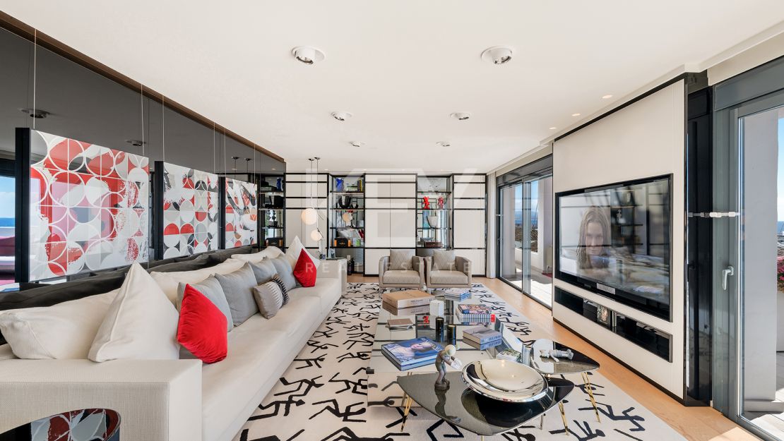 Lujoso ático junto a la playa con vistas panorámicas inigualables en Puerto Banús, Marbella