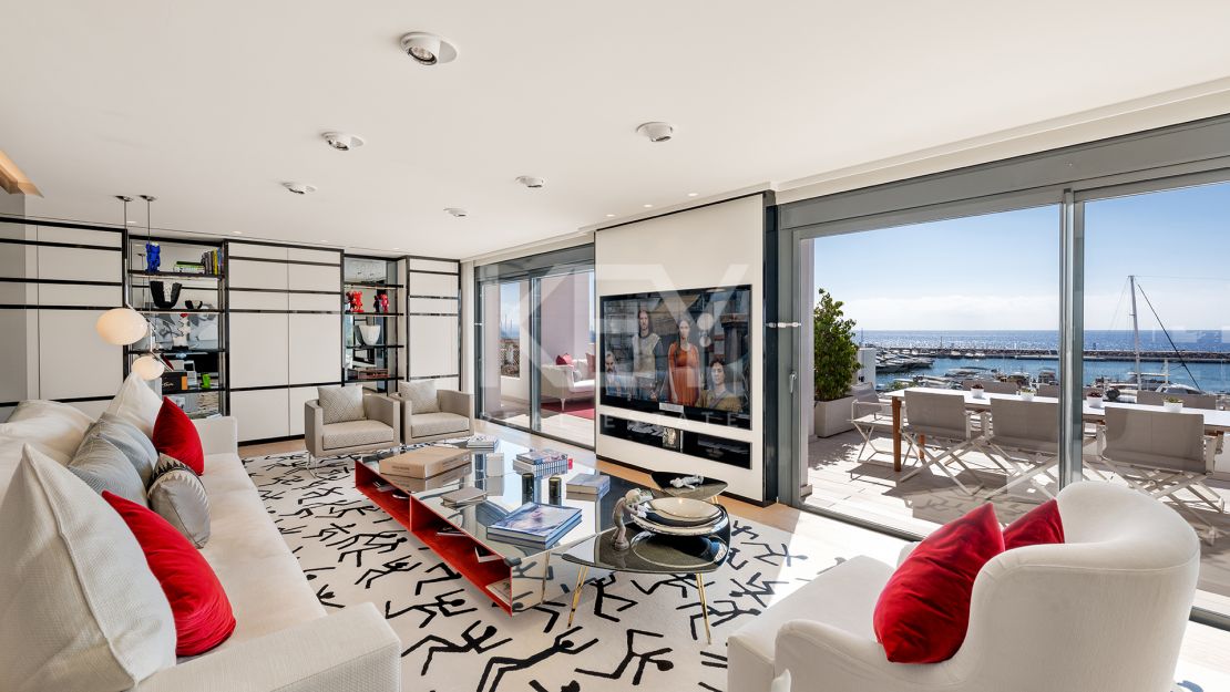 Lujoso ático junto a la playa con vistas panorámicas inigualables en Puerto Banús, Marbella