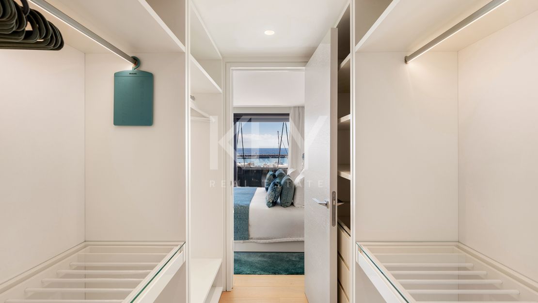 Lujoso ático junto a la playa con vistas panorámicas inigualables en Puerto Banús, Marbella