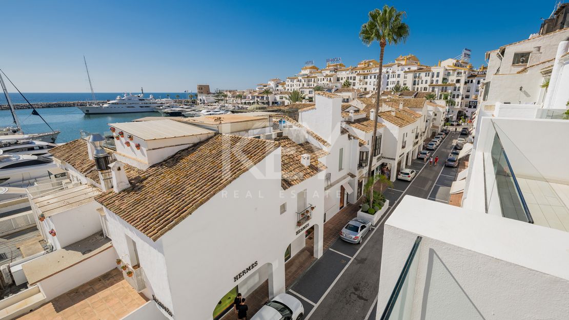 Lujoso ático junto a la playa con vistas panorámicas inigualables en Puerto Banús, Marbella