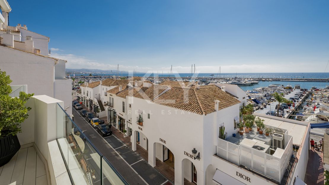 Lujoso ático junto a la playa con vistas panorámicas inigualables en Puerto Banús, Marbella