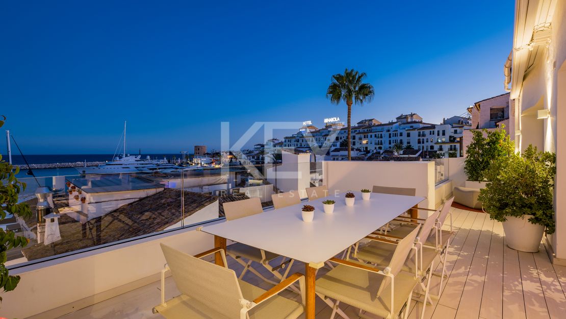 Lujoso ático junto a la playa con vistas panorámicas inigualables en Puerto Banús, Marbella