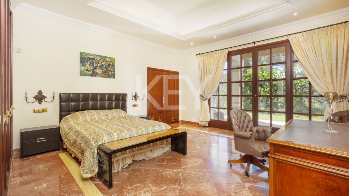 Villa de lujo con espectaculares vistas al valle y comodidades premium en La Zagaleta