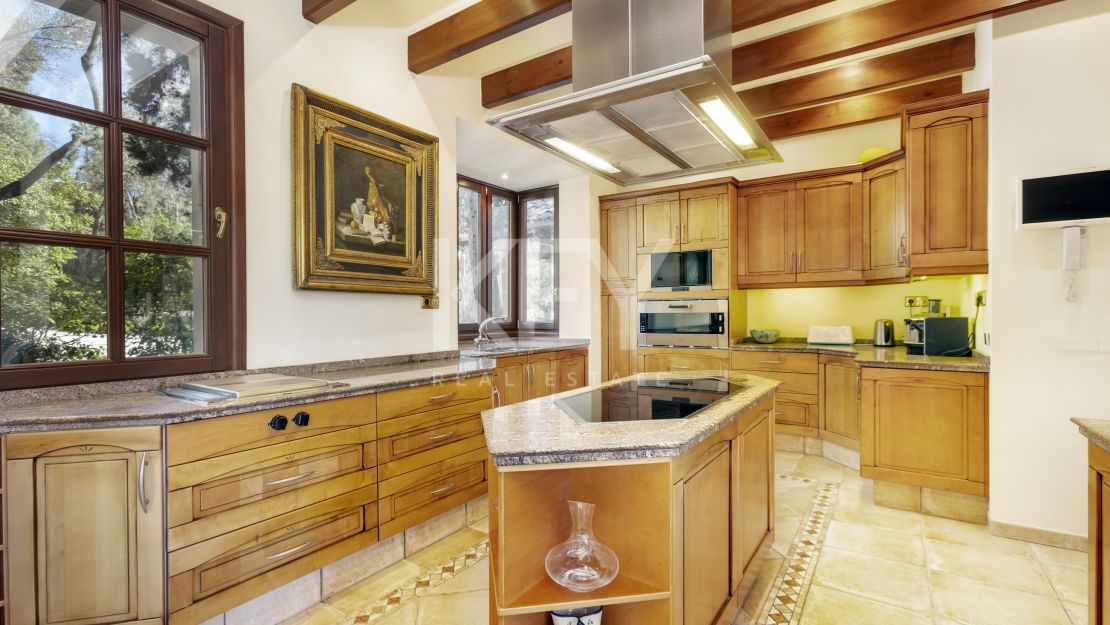 Villa de lujo con espectaculares vistas al valle y comodidades premium en La Zagaleta
