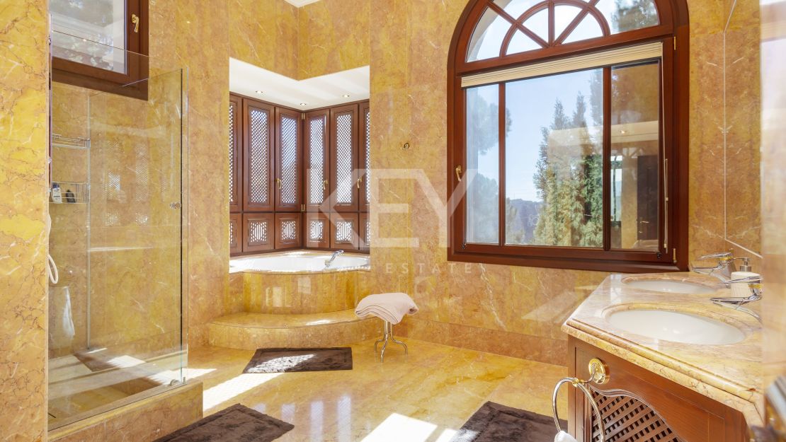 Villa de lujo con espectaculares vistas al valle y comodidades premium en La Zagaleta