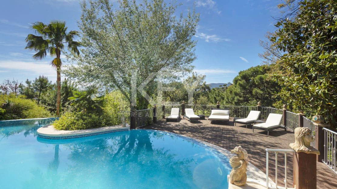 Villa de lujo con espectaculares vistas al valle y comodidades premium en La Zagaleta