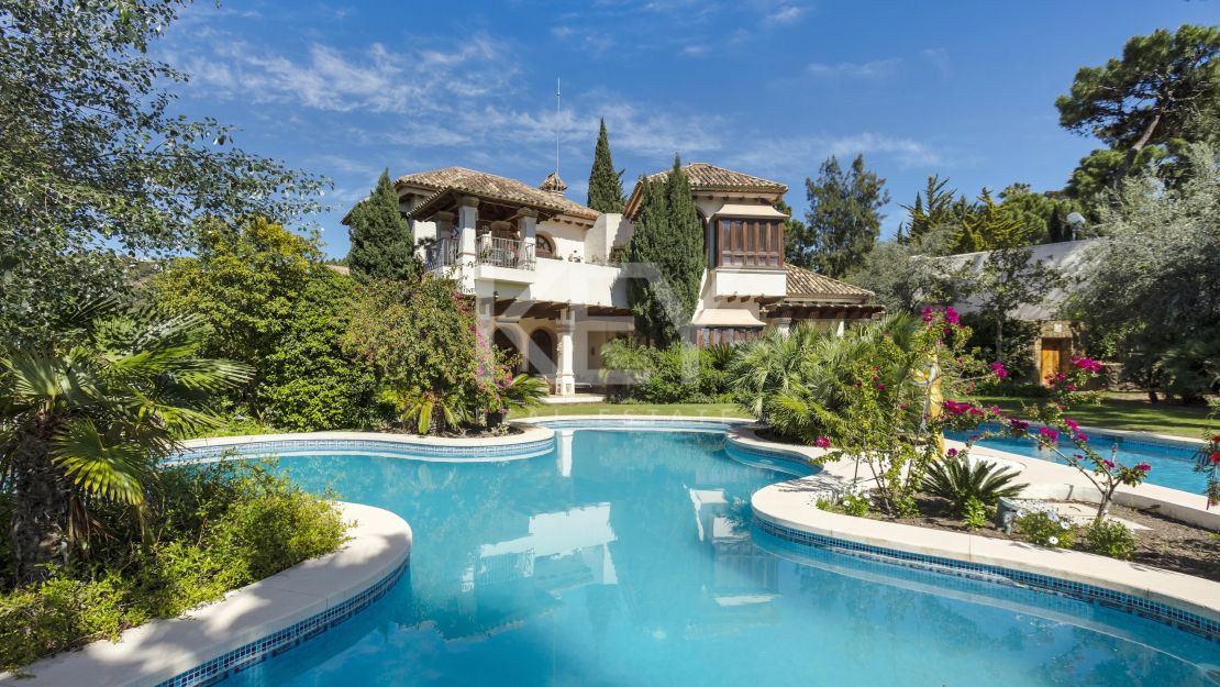 Villa de lujo con espectaculares vistas al valle y comodidades premium en La Zagaleta
