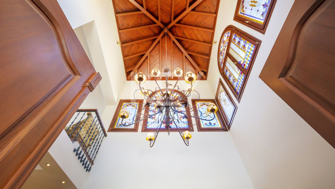 Villa de lujo con espectaculares vistas al valle y comodidades premium en La Zagaleta