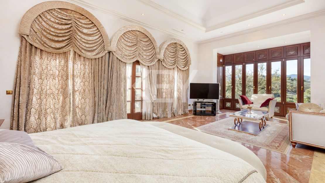 Villa de lujo con espectaculares vistas al valle y comodidades premium en La Zagaleta