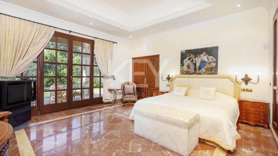 Villa de lujo con espectaculares vistas al valle y comodidades premium en La Zagaleta