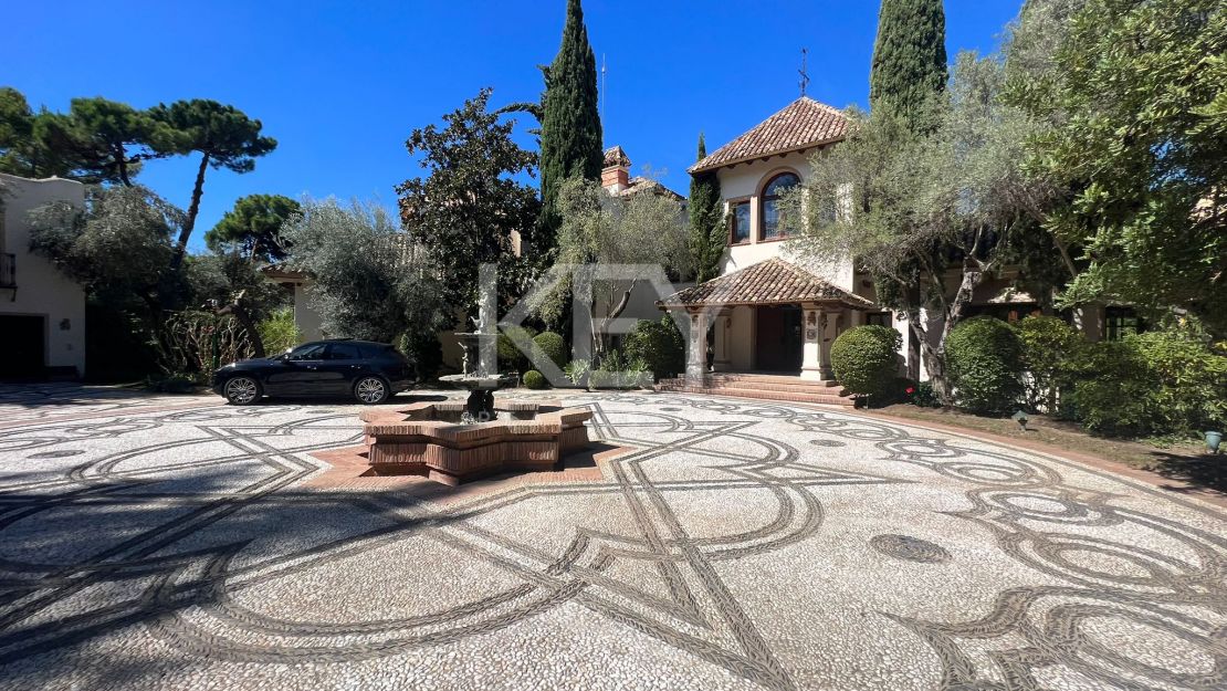 Villa de lujo con espectaculares vistas al valle y comodidades premium en La Zagaleta