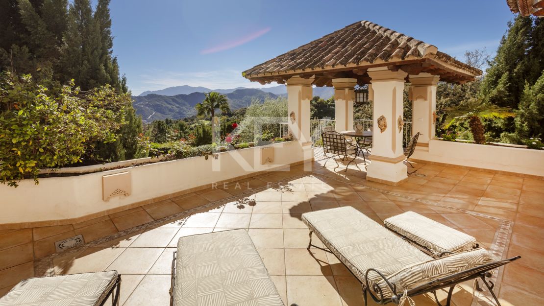 Villa de lujo con espectaculares vistas al valle y comodidades premium en La Zagaleta