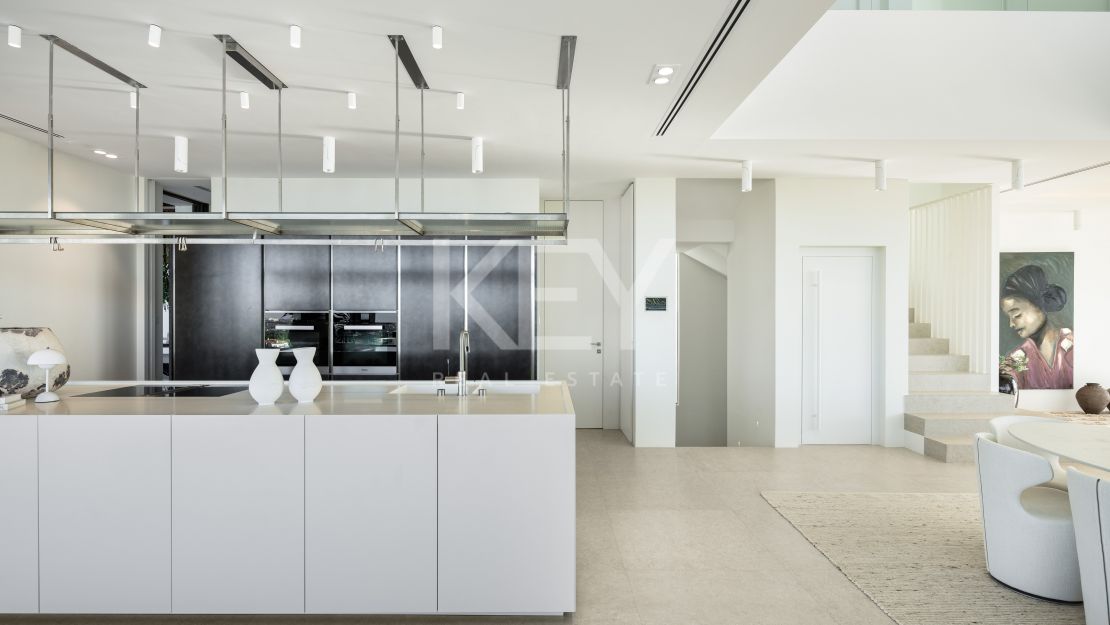 Villa moderna con vistas panorámicas y comodidades de alta gama en La Quinta, Benahavís